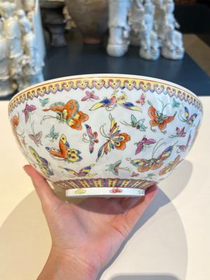 A Chinese grisaille coral red-ground vase, a famille rose eggshell vase and two bowls, Qianlong mark, 20th C. — 照片 14