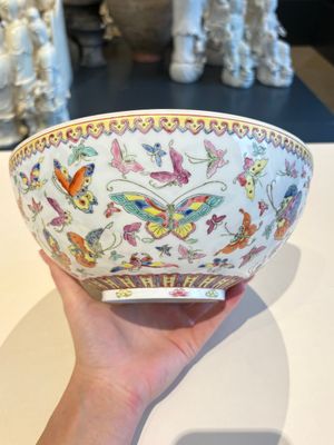 A Chinese grisaille coral red-ground vase, a famille rose eggshell vase and two bowls, Qianlong mark, 20th C. — 照片 15