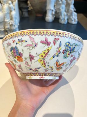 A Chinese grisaille coral red-ground vase, a famille rose eggshell vase and two bowls, Qianlong mark, 20th C. — 照片 16