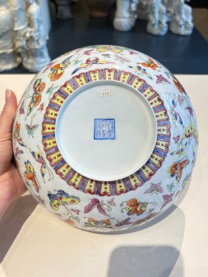 A Chinese grisaille coral red-ground vase, a famille rose eggshell vase and two bowls, Qianlong mark, 20th C. — 照片 18
