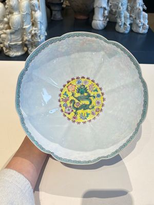 A Chinese grisaille coral red-ground vase, a famille rose eggshell vase and two bowls, Qianlong mark, 20th C. — 照片 23