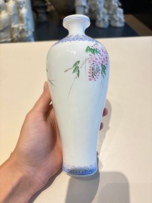 A Chinese grisaille coral red-ground vase, a famille rose eggshell vase and two bowls, Qianlong mark, 20th C. — 照片 3