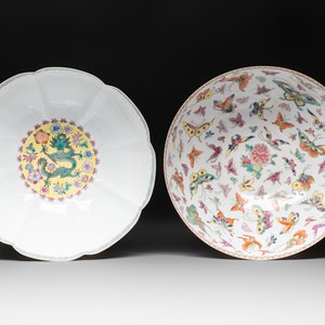 A Chinese grisaille coral red-ground vase, a famille rose eggshell vase and two bowls, Qianlong mark, 20th C. — 照片 6