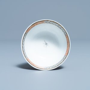 A Chinese grisaille cup and saucer with European hunters, Yongzheng — 照片 8