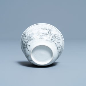 A Chinese grisaille cup and saucer with European hunters, Yongzheng — 照片 9