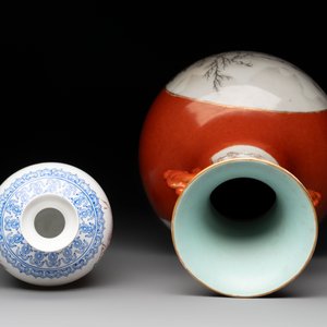 A Chinese grisaille-decorated coral red-ground vase, a famille rose eggshell vase and two bowls, Qianlong mark, 20th C. — foto 12