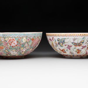 A Chinese grisaille-decorated coral red-ground vase, a famille rose eggshell vase and two bowls, Qianlong mark, 20th C. — foto 2
