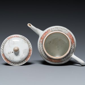 A Chinese grisaille 'European hunting scene' teapot and cover, Yongzheng — photo 6
