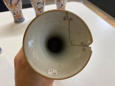A Chinese grisaille garniture of five 'phoenix' vases, Kangxi/Yongzheng — 照片 7