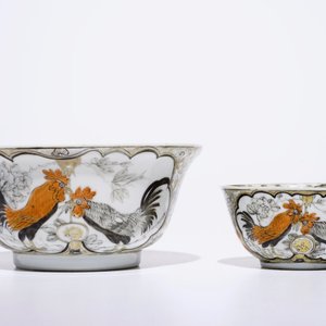 A Chinese grisaille, gilt and iron-red bowl with matching cup and saucer with roosters, Yongzheng — photo 2