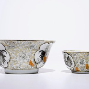 A Chinese grisaille, gilt and iron-red bowl with matching cup and saucer with roosters, Yongzheng — photo 5
