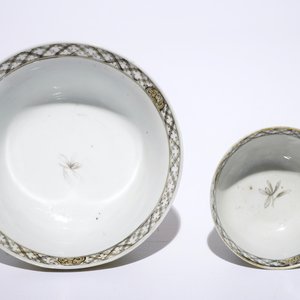 A Chinese grisaille, gilt and iron-red bowl with matching cup and saucer with roosters, Yongzheng — photo 6