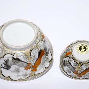 A Chinese grisaille, gilt and iron-red bowl with matching cup and saucer with roosters, Yongzheng — photo 7
