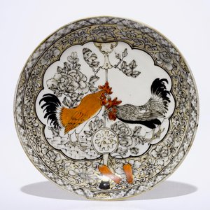 A Chinese grisaille, gilt and iron-red bowl with matching cup and saucer with roosters, Yongzheng — photo 8