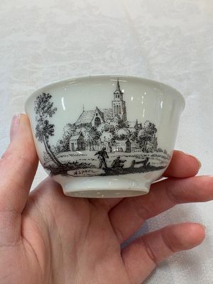 A Chinese grisaille 'Hoorn, Aspen and Valkenburg' cup and saucer, Qianlong — photo 3