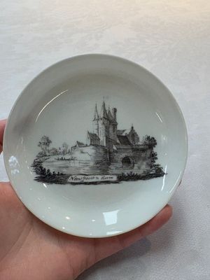 A Chinese grisaille 'Hoorn, Aspen and Valkenburg' cup and saucer, Qianlong — photo 7