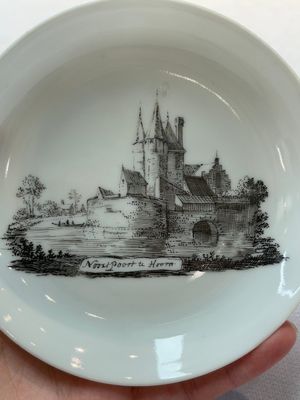A Chinese grisaille 'Hoorn, Aspen and Valkenburg' cup and saucer, Qianlong — photo 8