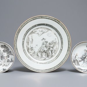 A Chinese grisaille 'immortals and tiger' plate and a pair of 'jesuit' cups and saucers, Qianlong — 照片 3