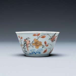 A Chinese grisaille, iron-red and gilt cup and saucer with birds near blossoming branches, Yongzheng — 照片 4