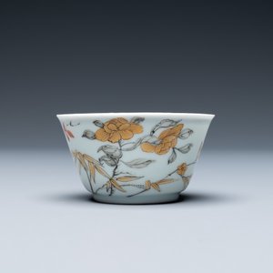 A Chinese grisaille, iron-red and gilt cup and saucer with birds near blossoming branches, Yongzheng — 照片 6
