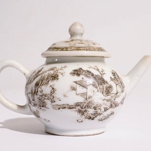 A Chinese grisaille miniature teapot with a landscape design, Yongzheng — photo 2