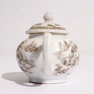 A Chinese grisaille miniature teapot with a landscape design, Yongzheng — photo 5