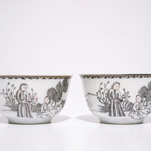 A Chinese grisaille plate with Luohan and a tiger and two cups and saucers, Qianlong — 照片 4