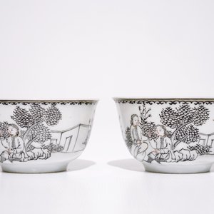A Chinese grisaille plate with Luohan and a tiger and two cups and saucers, Qianlong — 照片 5