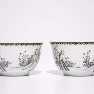 A Chinese grisaille plate with Luohan and a tiger and two cups and saucers, Qianlong — 照片 6