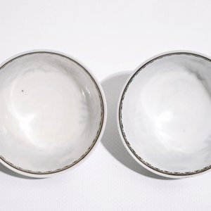 A Chinese grisaille plate with Luohan and a tiger and two cups and saucers, Qianlong — 照片 8