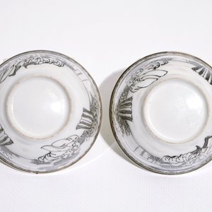 A Chinese grisaille plate with Luohan and a tiger and two cups and saucers, Qianlong — 照片 9