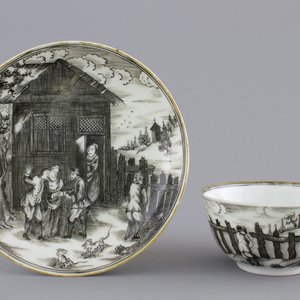 A Chinese grisaille porcelain European subject cup and saucer, Qianlong, 18th C. — photo 1