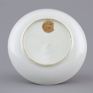 A Chinese grisaille porcelain European subject cup and saucer, Qianlong, 18th C. — photo 3