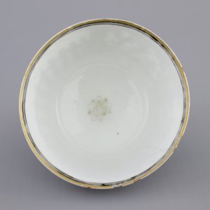 A Chinese grisaille porcelain European subject cup and saucer, Qianlong, 18th C. — photo 8