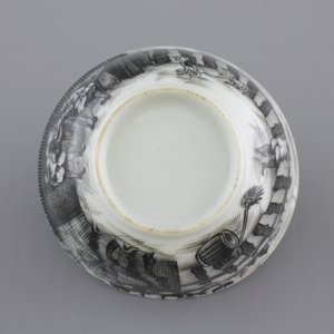 A Chinese grisaille porcelain European subject cup and saucer, Qianlong, 18th C. — photo 9
