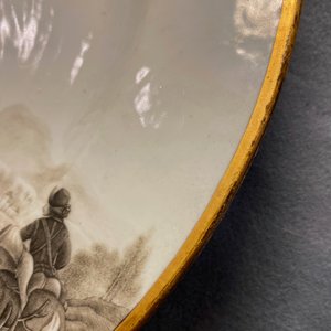 A Chinese grisaille 'Return from the hunt' dish with a coat of arms on the back, Qianlong — 照片 11