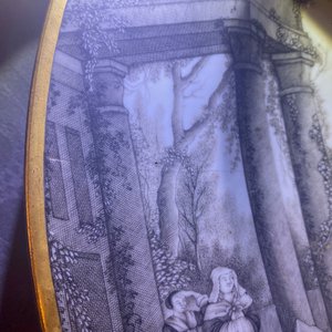 A Chinese grisaille 'Return from the hunt' dish with a coat of arms on the back, Qianlong — 照片 12