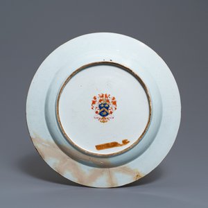 A Chinese grisaille 'Return from the hunt' dish with a coat of arms on the back, Qianlong — 照片 2