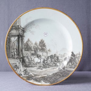A Chinese grisaille 'Return from the hunt' dish with a coat of arms on the back, Qianlong — 照片 3