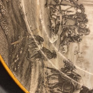 A Chinese grisaille 'Return from the hunt' dish with a coat of arms on the back, Qianlong — 照片 5