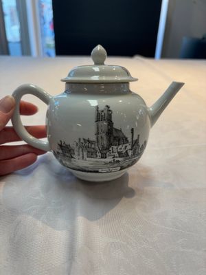 A Chinese grisaille 'Scheveningen, Workum and Voorschoote' teapot, Qianlong — photo 1