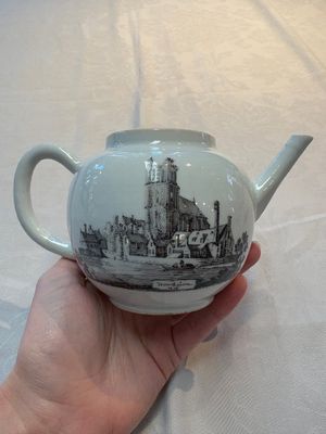 A Chinese grisaille 'Scheveningen, Workum and Voorschoote' teapot, Qianlong — photo 2