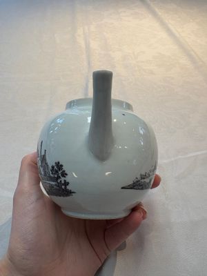 A Chinese grisaille 'Scheveningen, Workum and Voorschoote' teapot, Qianlong — photo 3