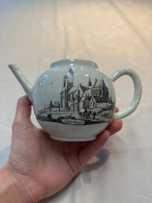 A Chinese grisaille 'Scheveningen, Workum and Voorschoote' teapot, Qianlong — photo 4