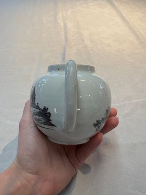 A Chinese grisaille 'Scheveningen, Workum and Voorschoote' teapot, Qianlong — photo 5