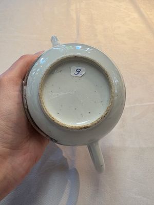 A Chinese grisaille 'Scheveningen, Workum and Voorschoote' teapot, Qianlong — photo 7