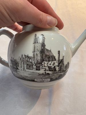 A Chinese grisaille 'Scheveningen, Workum and Voorschoote' teapot, Qianlong — photo 8