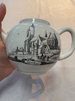 A Chinese grisaille 'Scheveningen, Workum and Voorschoote' teapot, Qianlong — photo 9