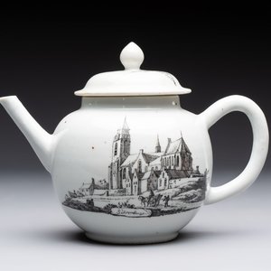 A Chinese grisaille 'Scheveningen, Workum and Voorschoote' teapot, Qianlong — photo 1
