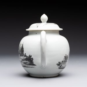 A Chinese grisaille 'Scheveningen, Workum and Voorschoote' teapot, Qianlong — photo 2